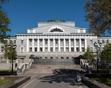Russian rouble notes beside a smartphone showing a banking error