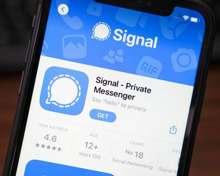 Smartphone notification preview showing message content on lock screen